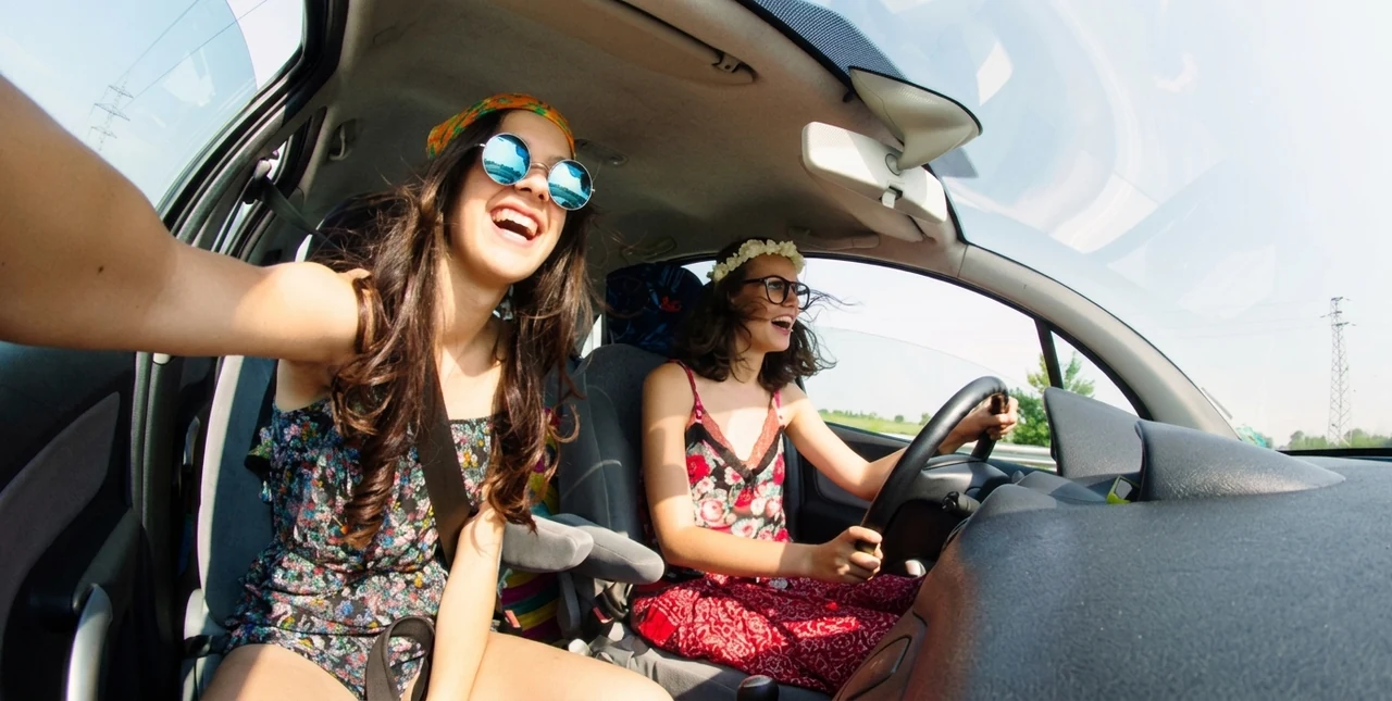 Famille profitant d'un road trip financé sereinement